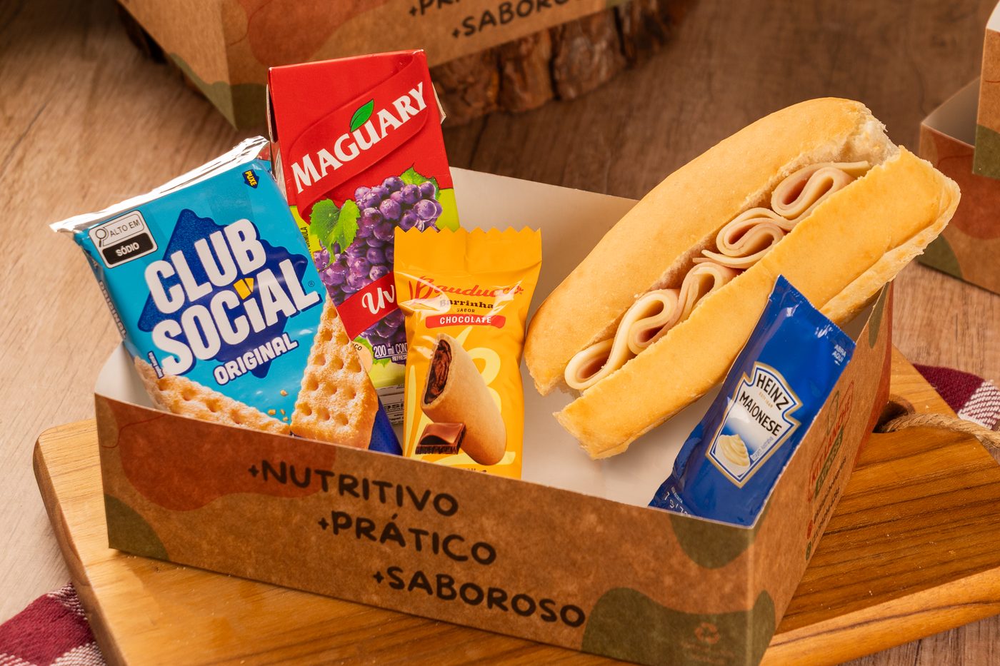 Kit Sal e Doce: sanduíche, suco, chocolate e biscoitos com caixa Hora do Lanche